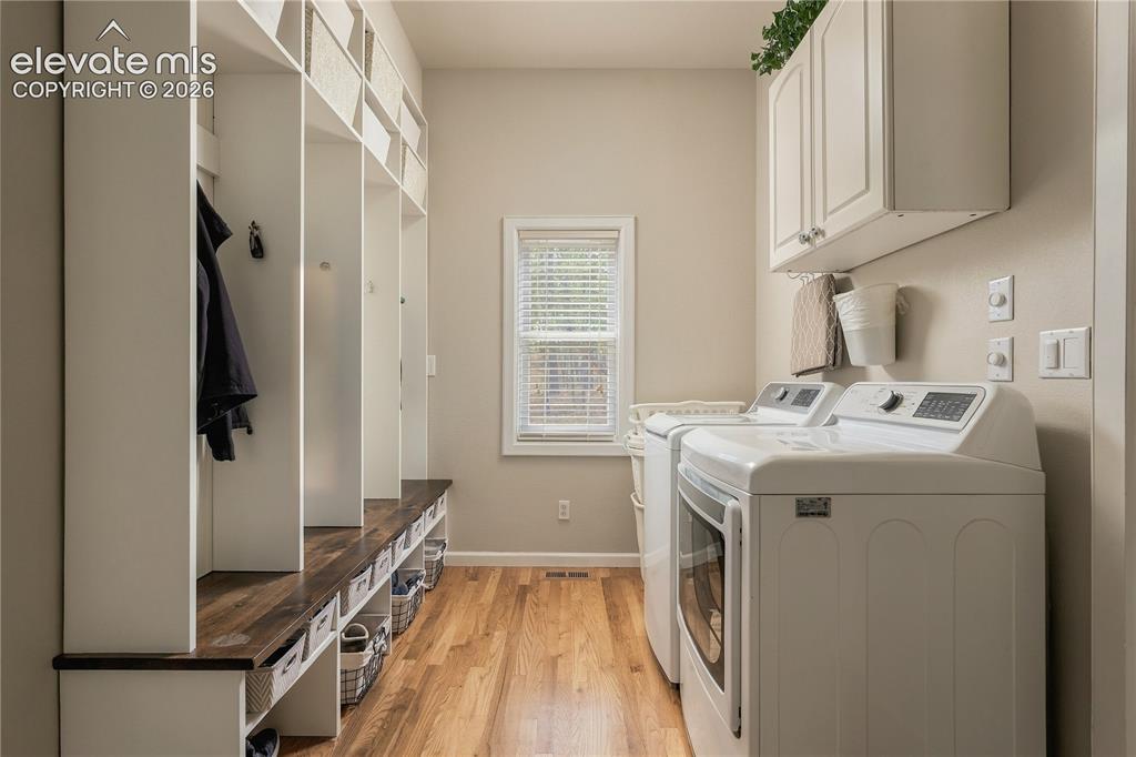 Image 18 of 43: Mudroom
