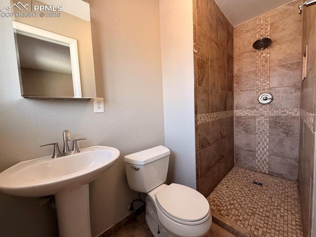 Image 11 of 26: Bathroom