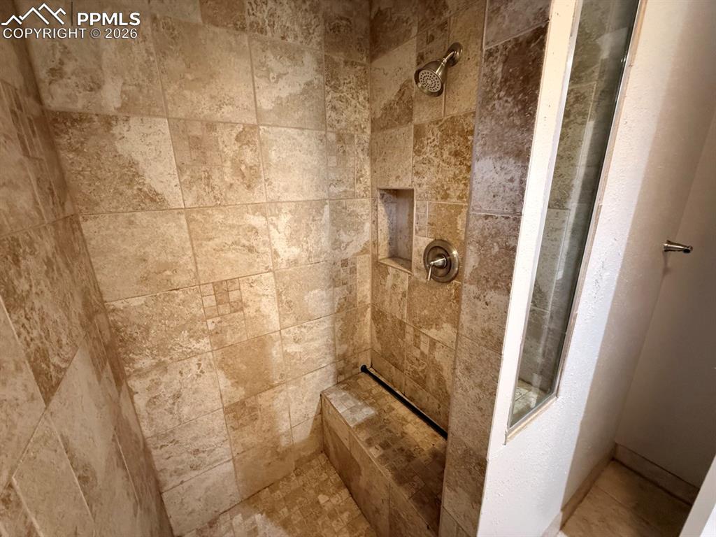 Image 19 of 26: Laundry