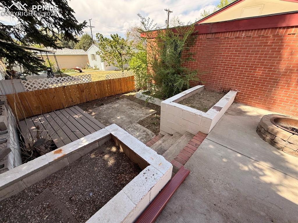 Image 23 of 26: Bedroom