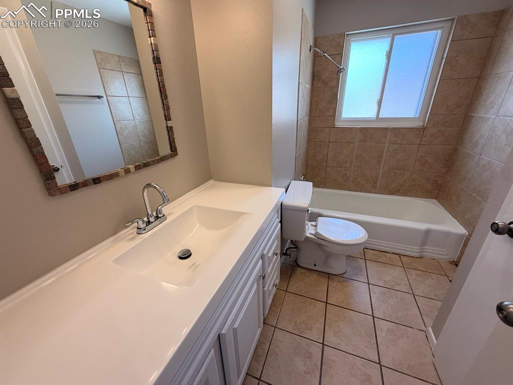 Image 8 of 26: Kitchen