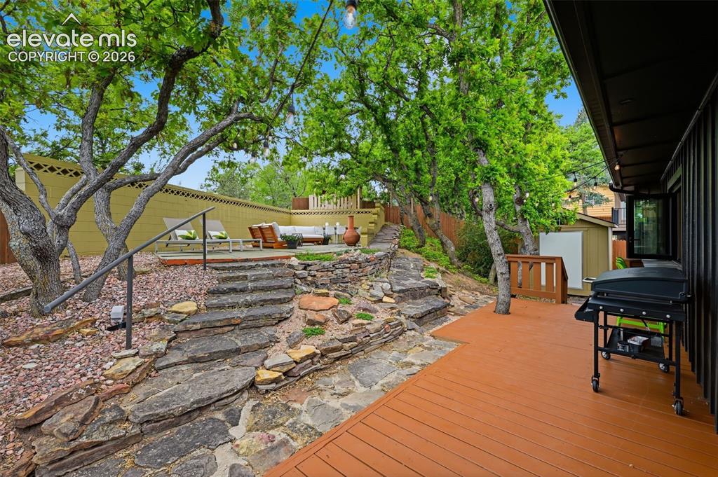 Image 10 of 50: Deck