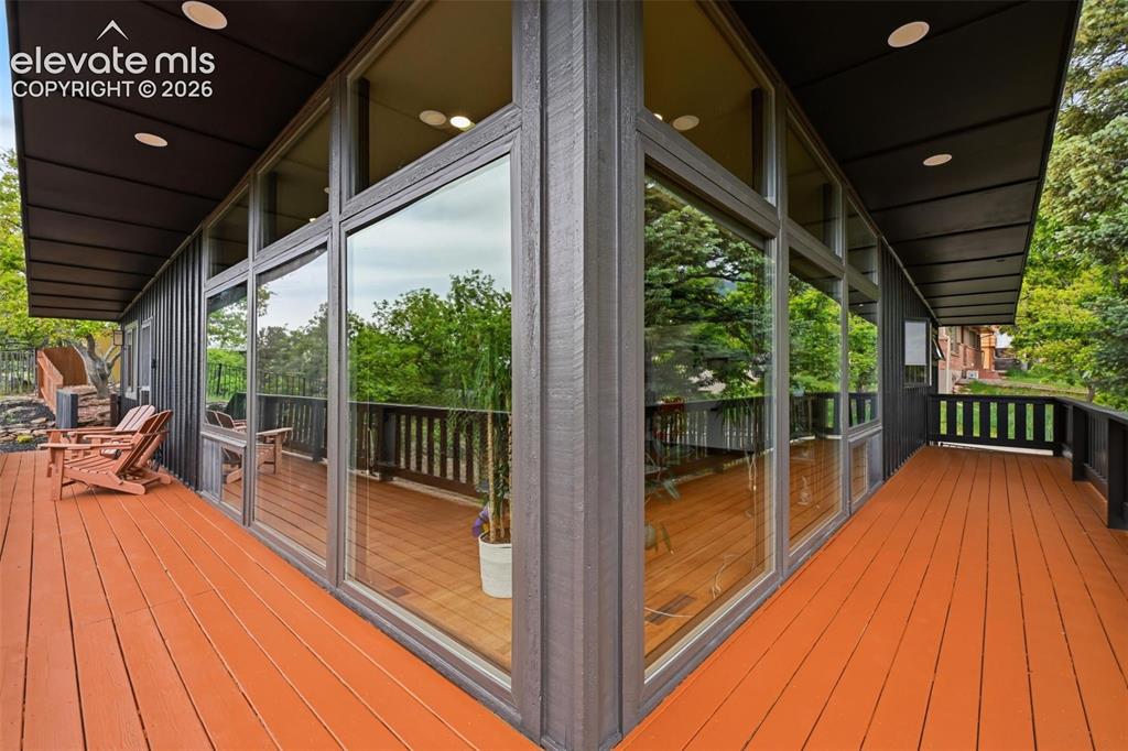 Image 17 of 50: Deck