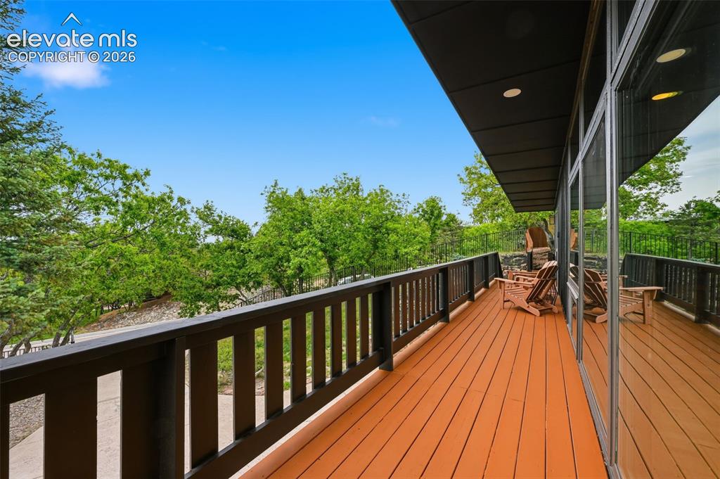 Image 18 of 50: Deck