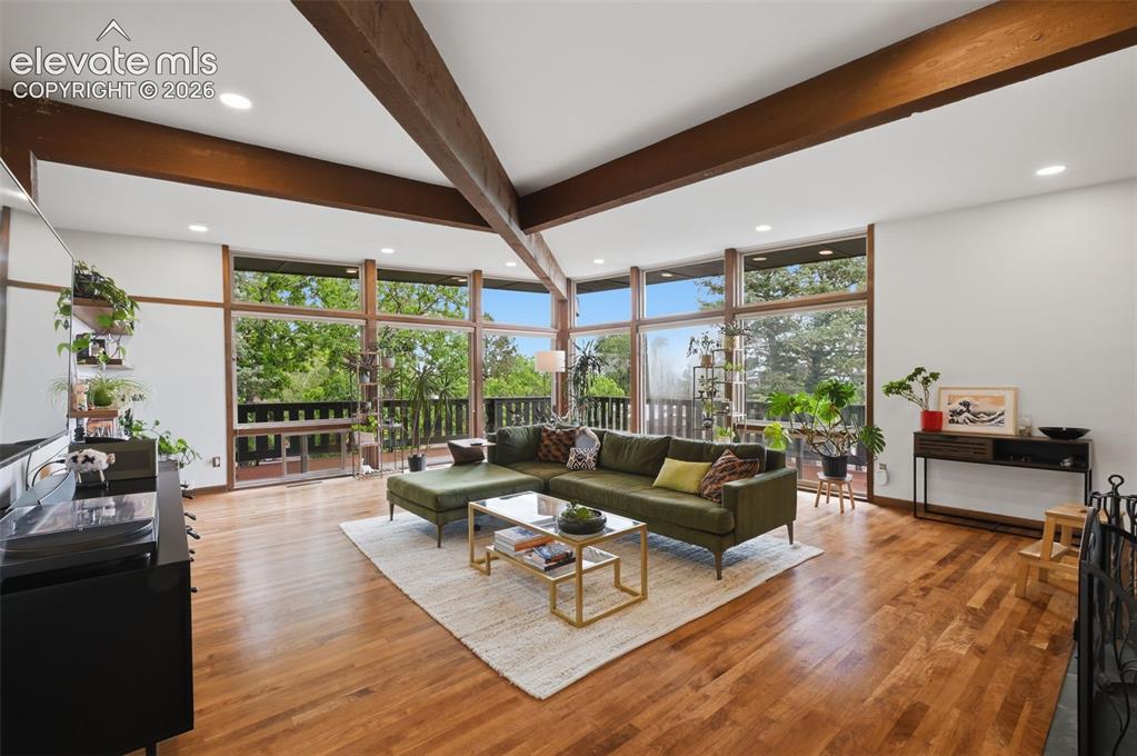 Image 19 of 50: Living Room