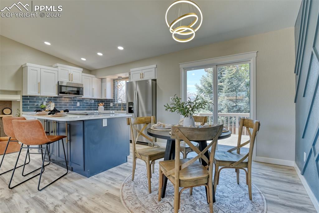 Image 11 of 50: Dining Area