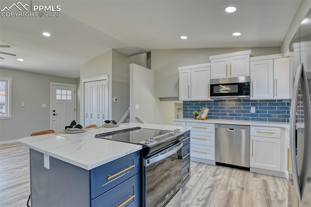 Image 13 of 50: Kitchen