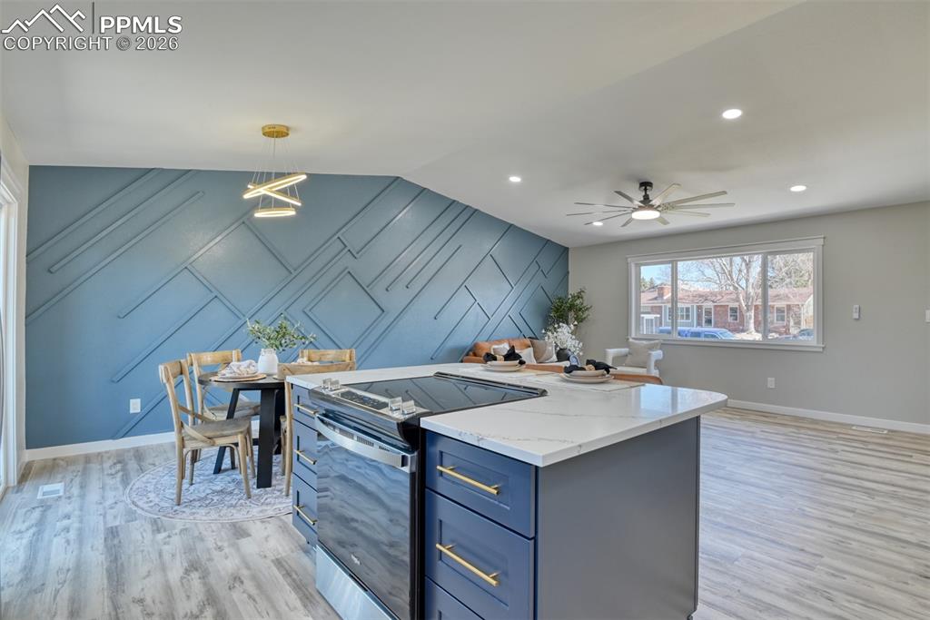 Image 14 of 50: Kitchen