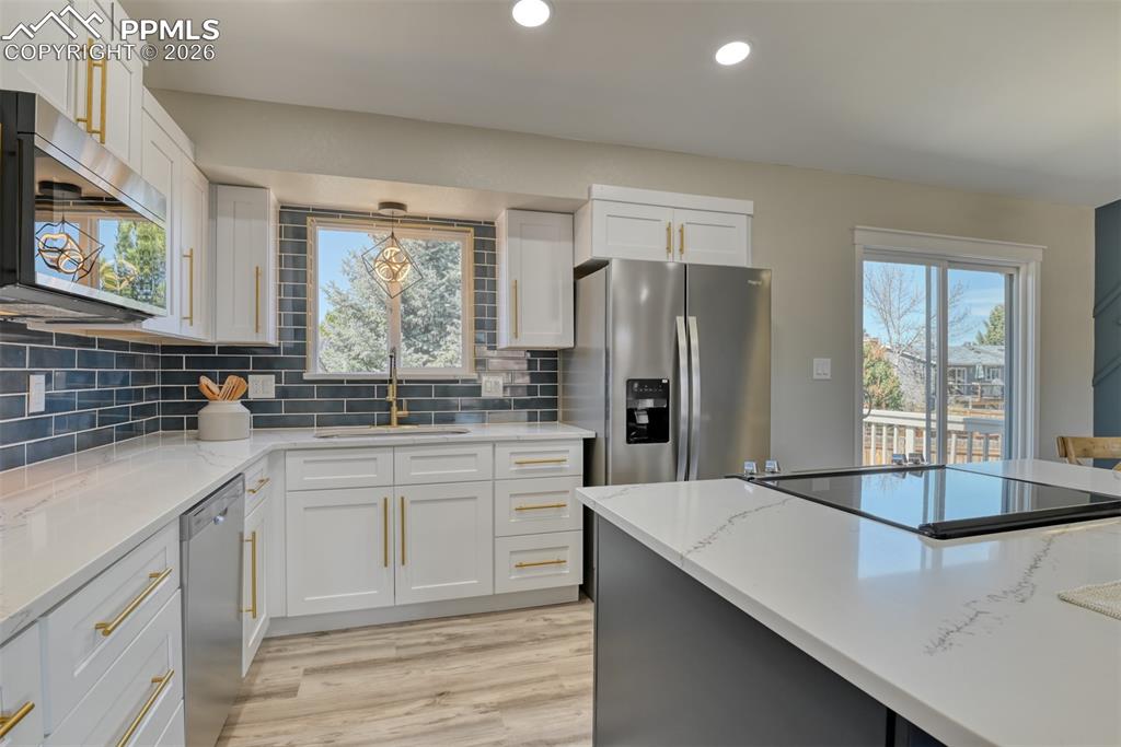 Image 15 of 50: Kitchen