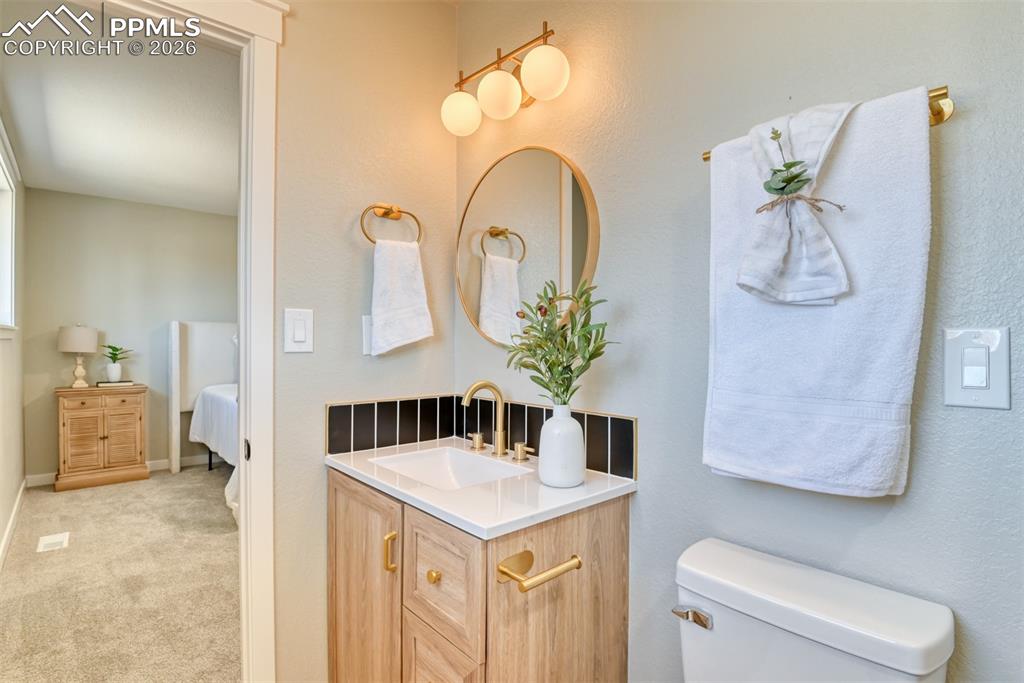 Image 21 of 50: Bathroom