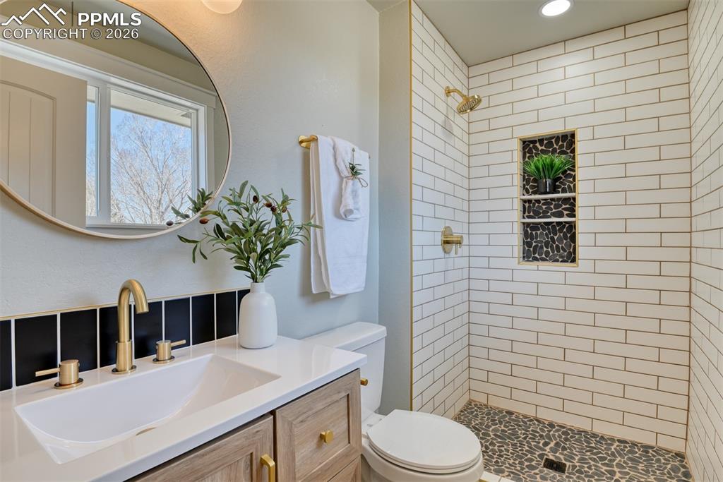 Image 22 of 50: Bathroom