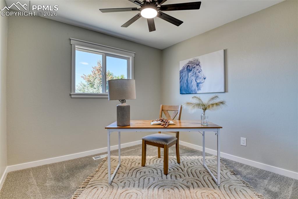 Image 28 of 50: Office