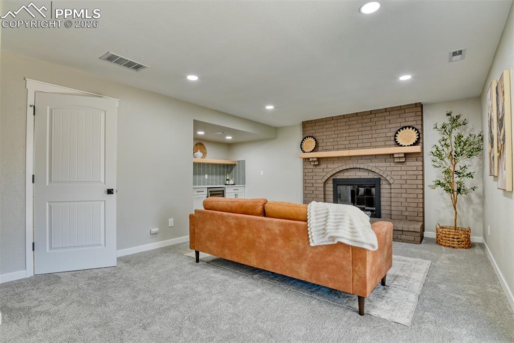 Image 31 of 50: Living Room