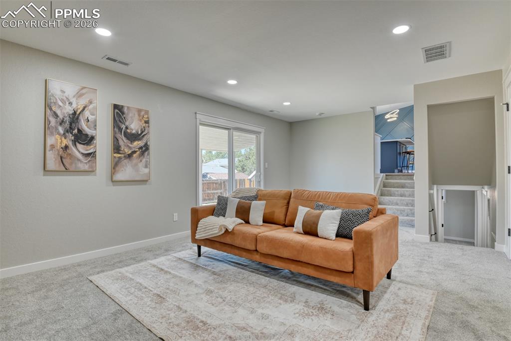 Image 33 of 50: Living Room