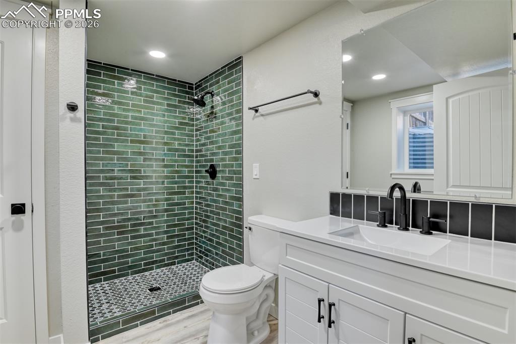 Image 43 of 50: Bathroom