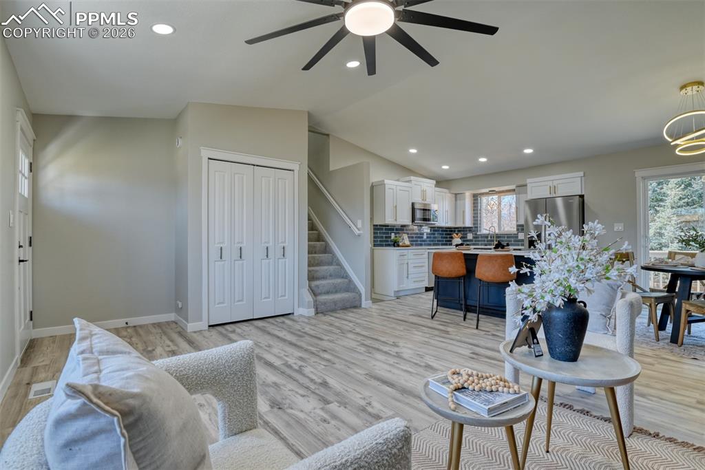 Image 6 of 50: Living Room