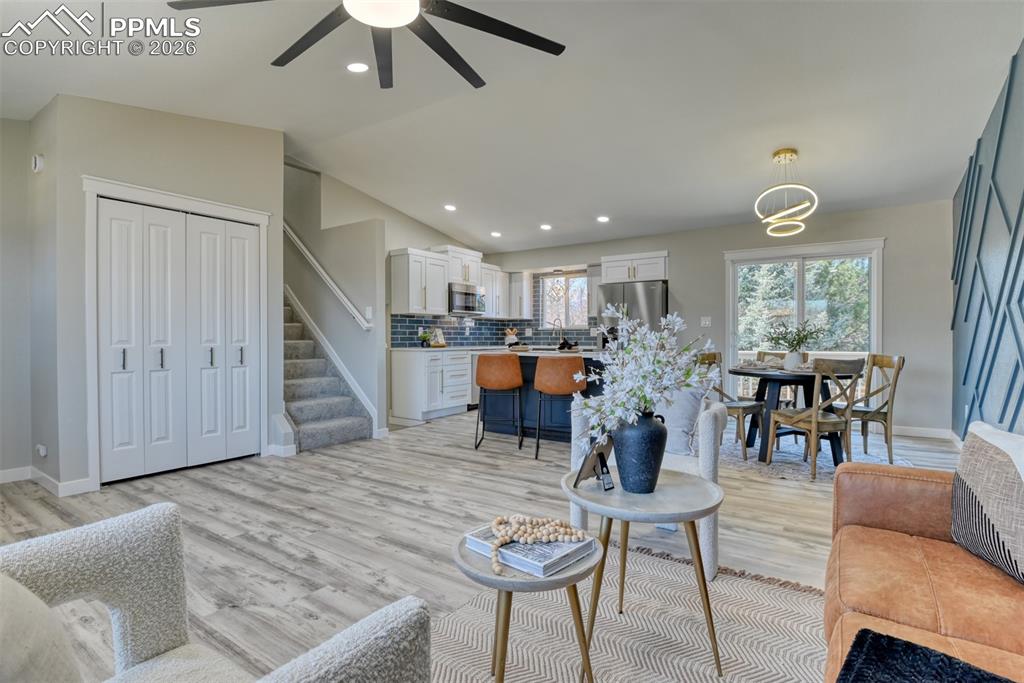 Image 7 of 50: Living Room