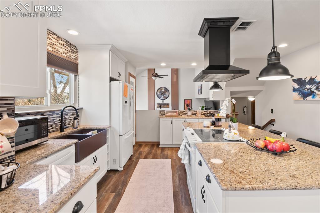 Image 10 of 36: Kitchen