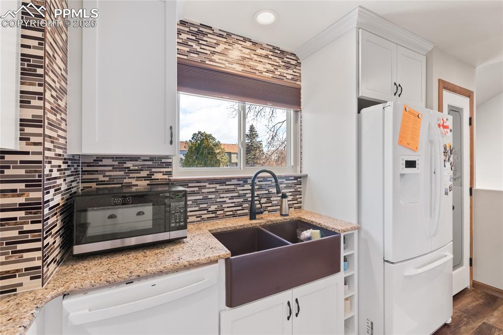 Image 11 of 36: Kitchen