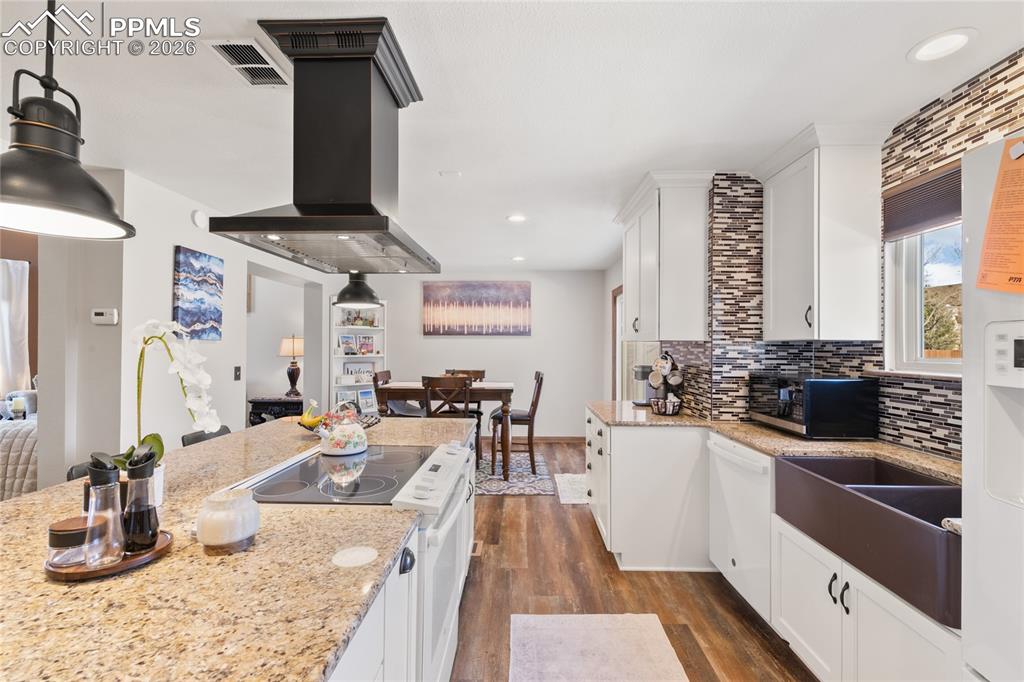 Image 12 of 36: Kitchen