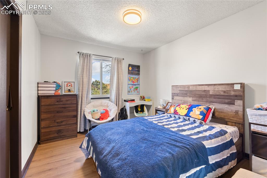 Image 23 of 36: Bedroom