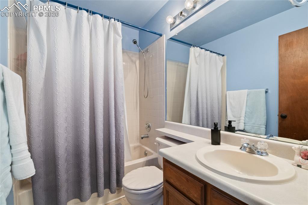 Image 25 of 36: Bathroom