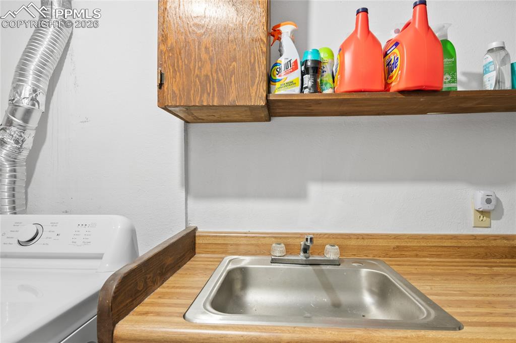 Image 33 of 36: Laundry