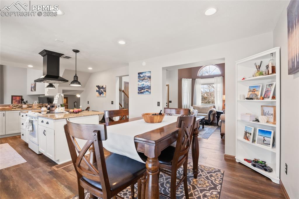 Image 8 of 36: Dining Area