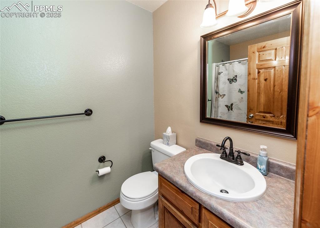 Image 36 of 48: Main full bathroom.