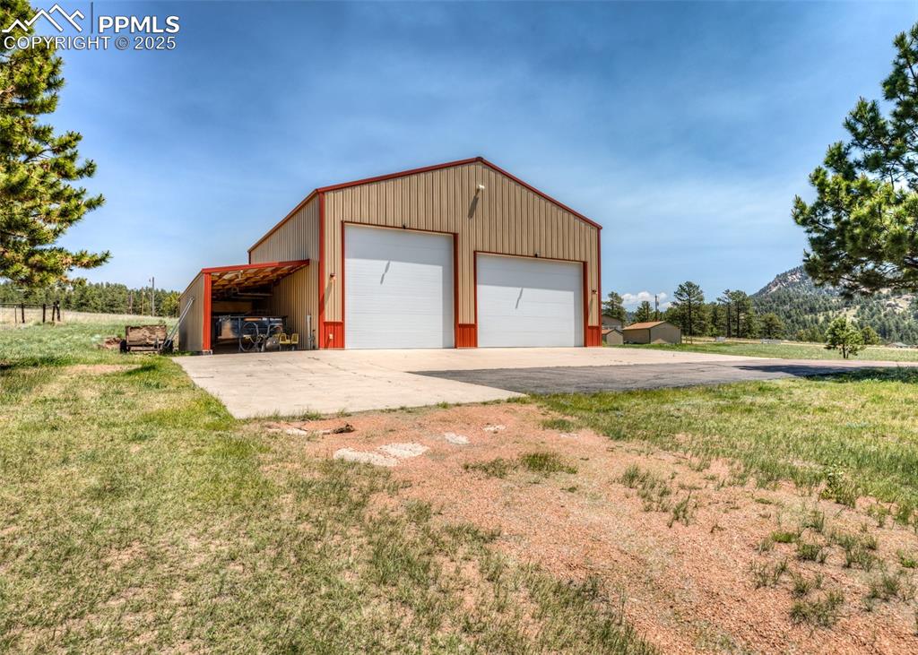 Image 4 of 48: Look at that RV garage! 40