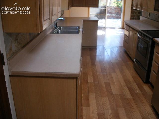 Image 15 of 43: Kitchen
