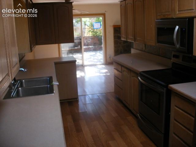 Image 17 of 43: Kitchen