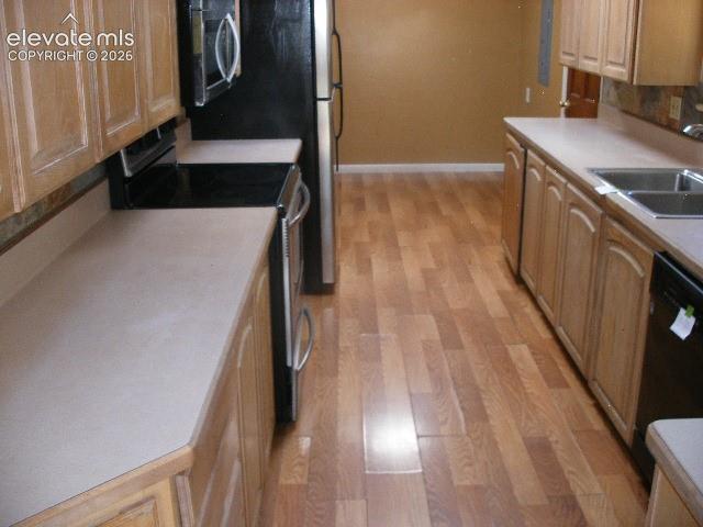 Image 18 of 43: Kitchen