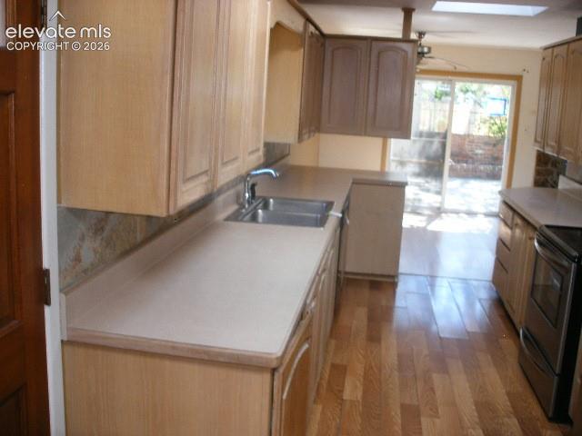Image 19 of 43: Kitchen