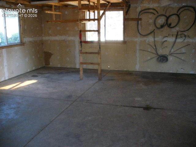 Image 41 of 43: Garage