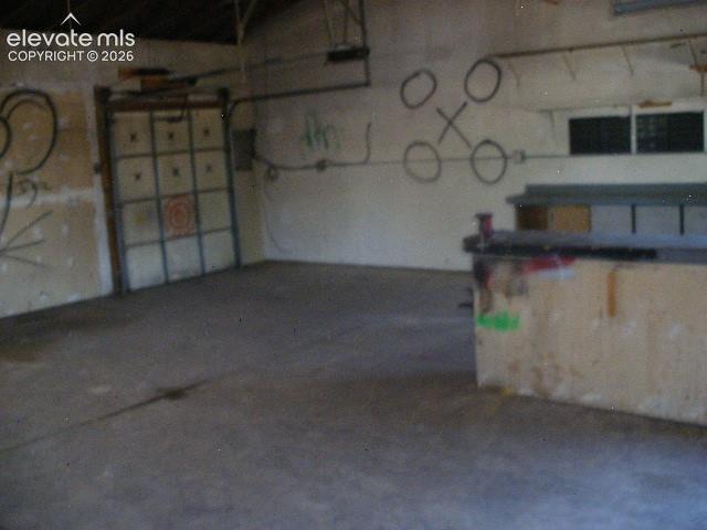 Image 42 of 43: Garage
