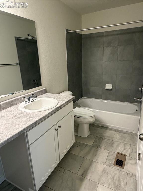 Image 13 of 20: Bathroom