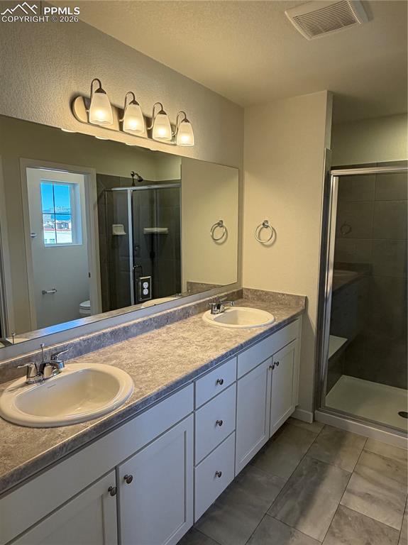 Image 17 of 20: Bathroom