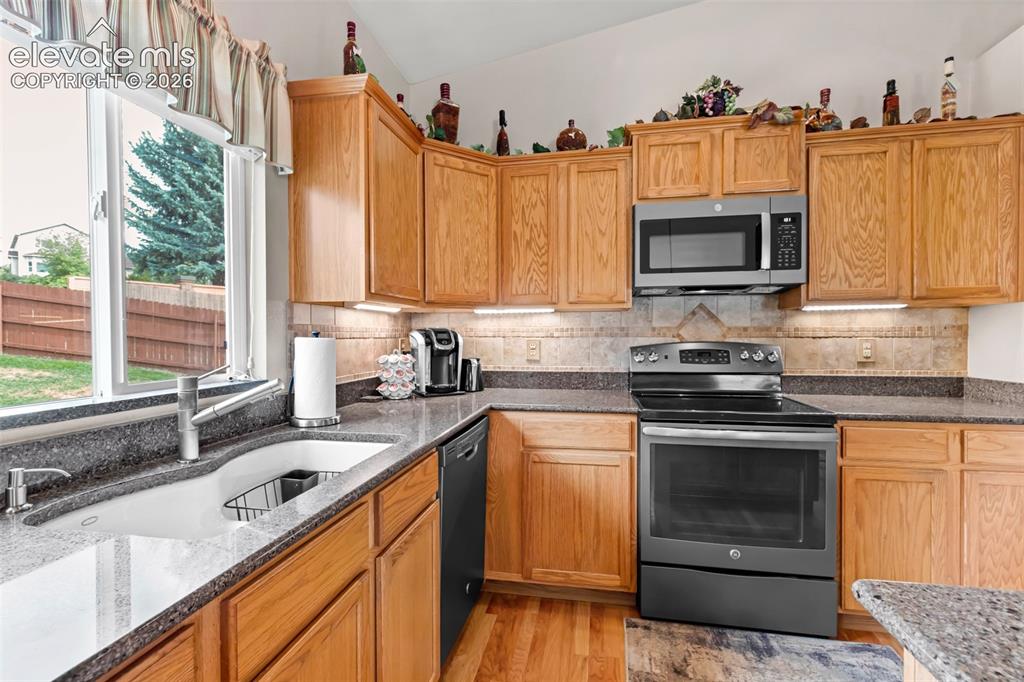 Image 13 of 43: Kitchen