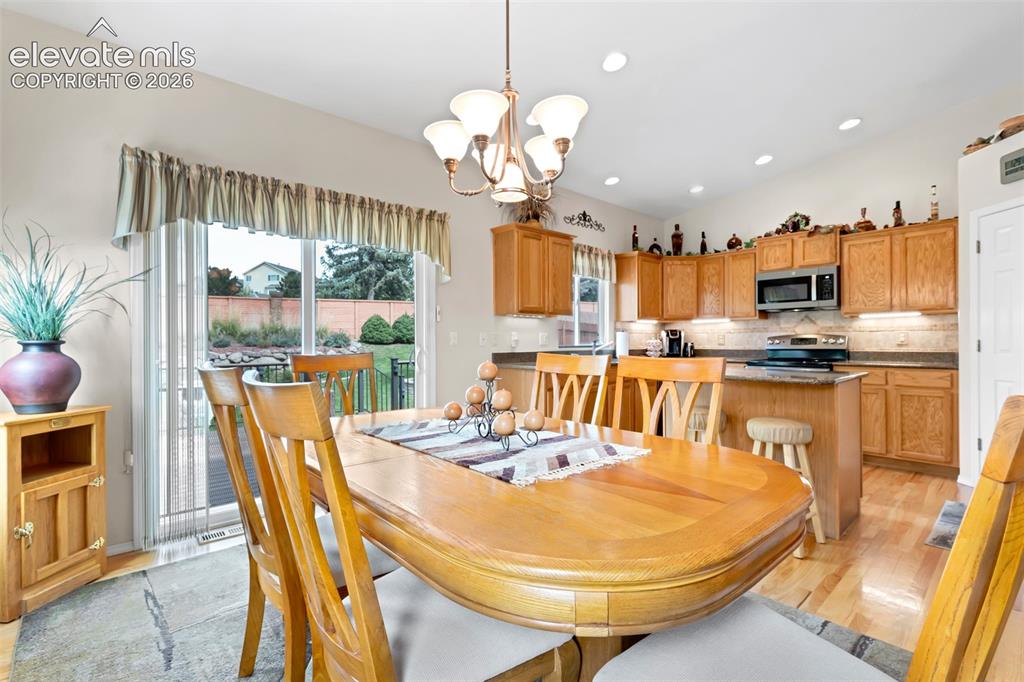 Image 14 of 43: Dining Area