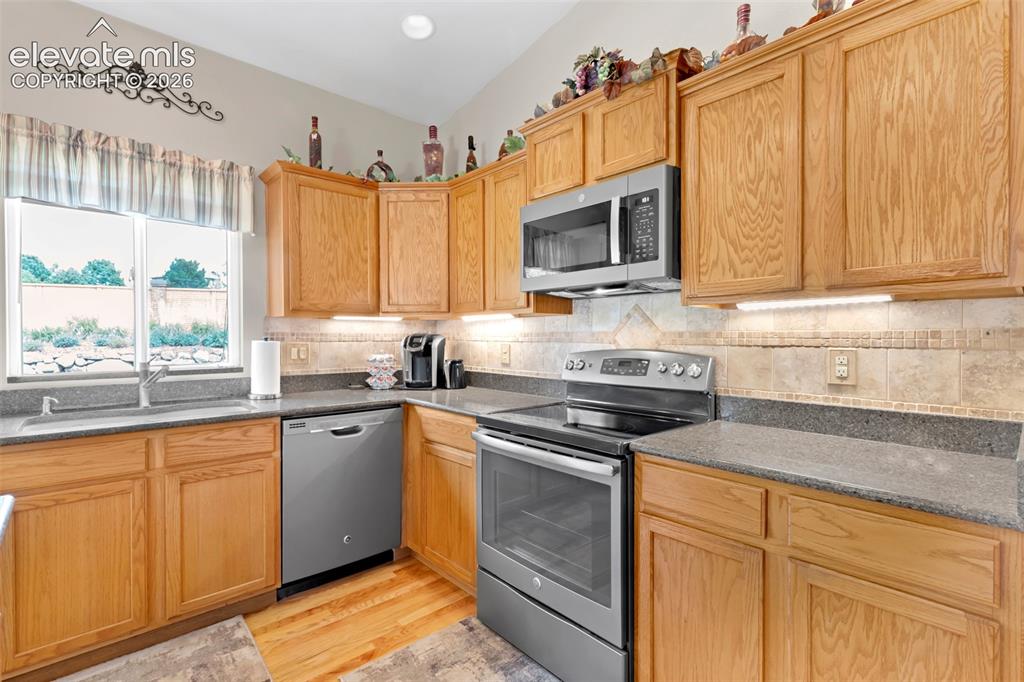 Image 17 of 43: Kitchen