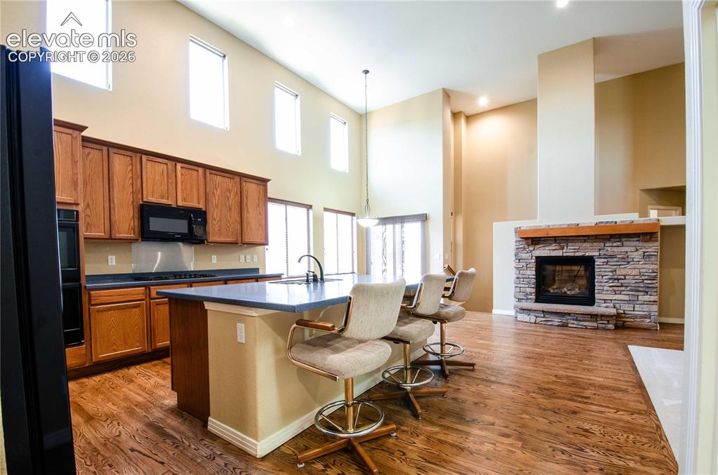 Image 14 of 48: Kitchen