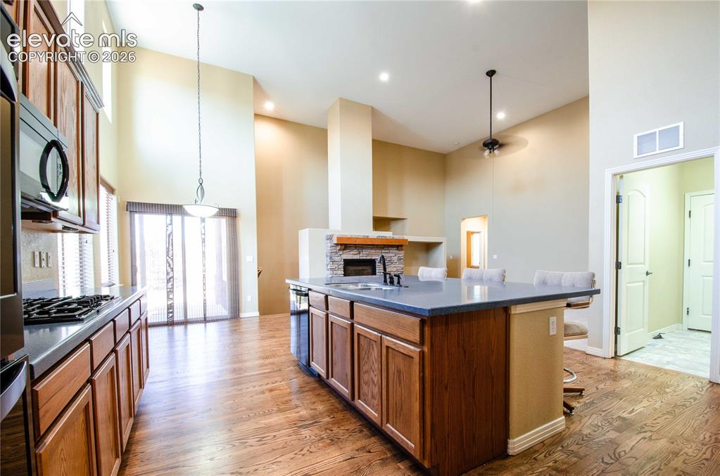 Image 15 of 48: Kitchen