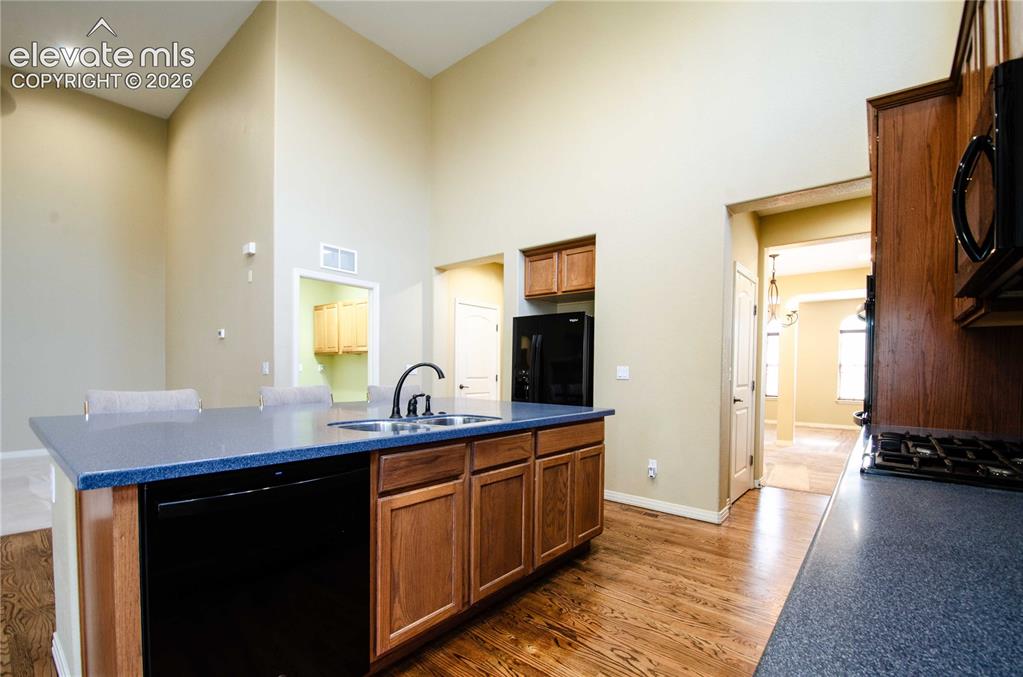 Image 18 of 48: Kitchen