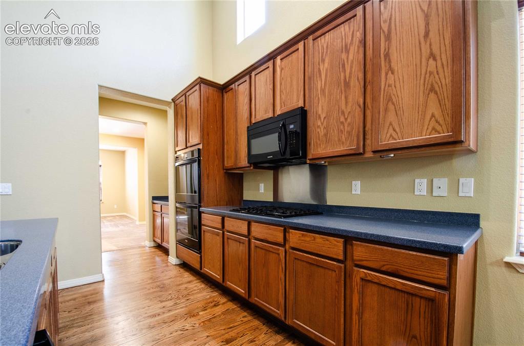 Image 19 of 48: Kitchen
