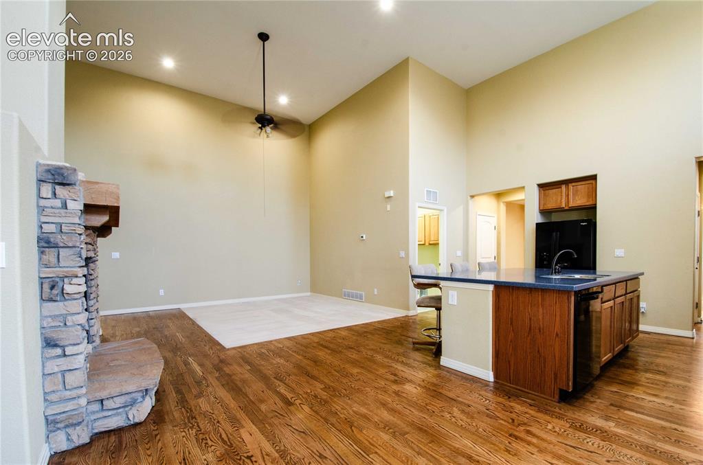 Image 21 of 48: Great Room