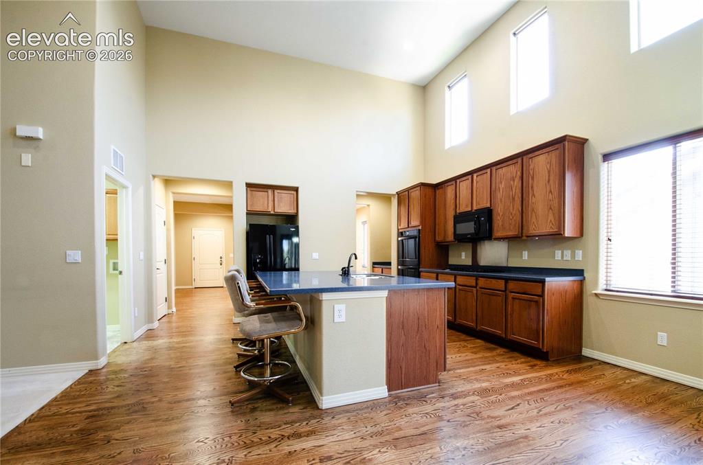 Image 22 of 48: Kitchen