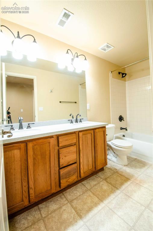 Image 42 of 48: Bathroom