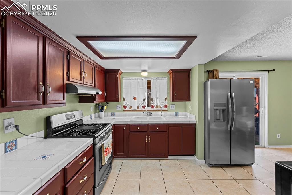 Image 10 of 25: Kitchen