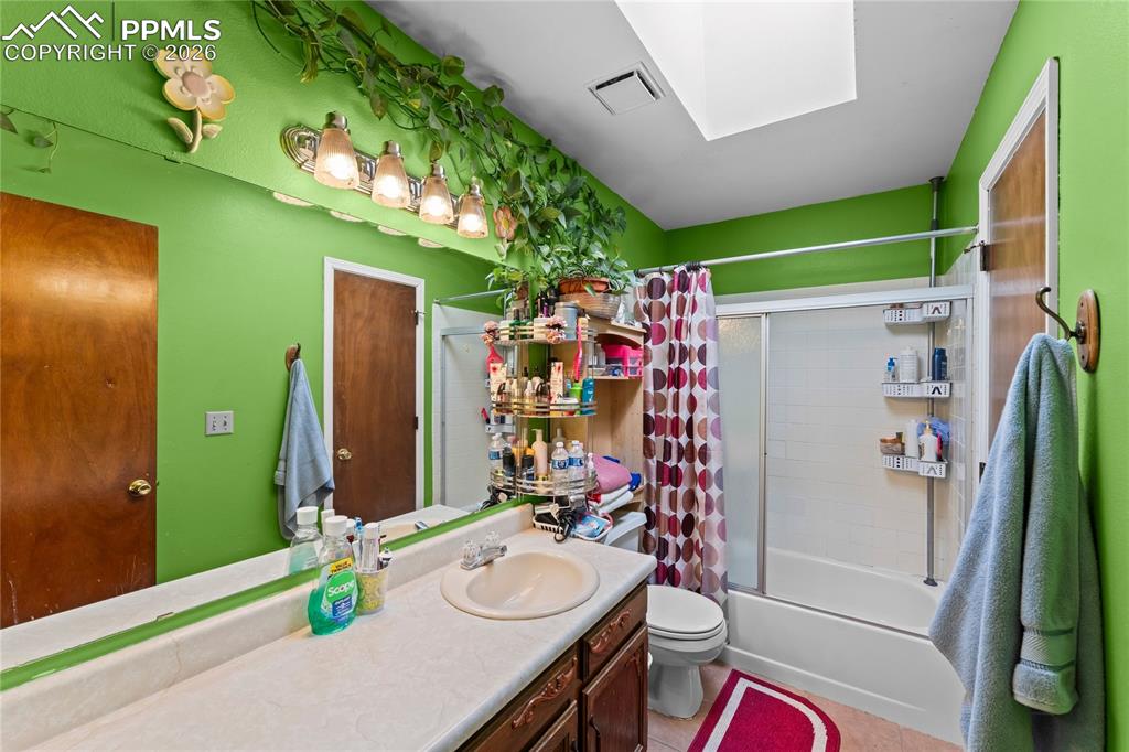 Image 20 of 25: Bathroom